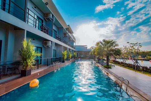 泳池, Phuengluang Riverside Hotel in 尖竹汶府