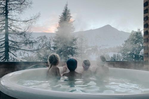 熱水浴缸, Heidi Chalets Falkert Heidialm - Chalets Bergwinter in 帕特爾加森