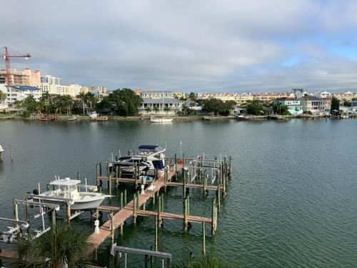Beautiful waterfront 3 bedroom condo, located in the heart of Clearwater Beach in Clearwater Beach, USA