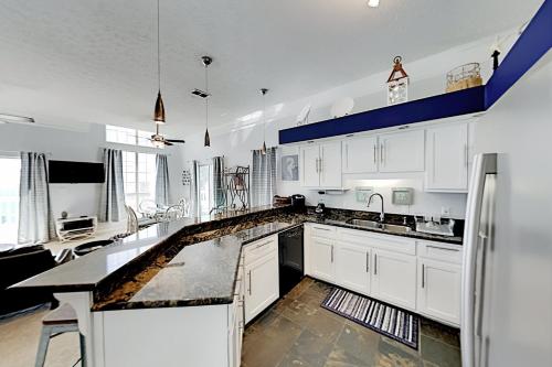 Roomy Gulf Retreat - Pool Patio & Private Parking condo - image 3
