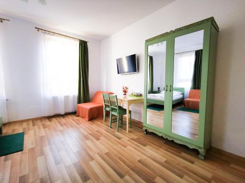 Superior Quadruple Room image 10