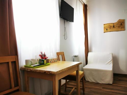 Deluxe Twin Room image 10