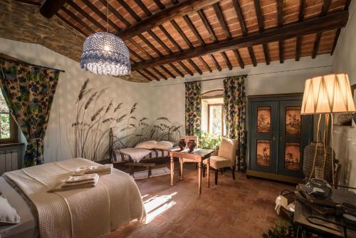 1 queen bed, 1 twin bed