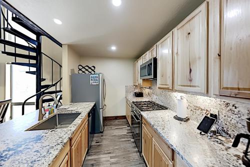 Exceptional Vacation Home in Kings Beach townhouse - image 5