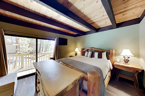 Exceptional Vacation Home in Kings Beach townhouse - image 6