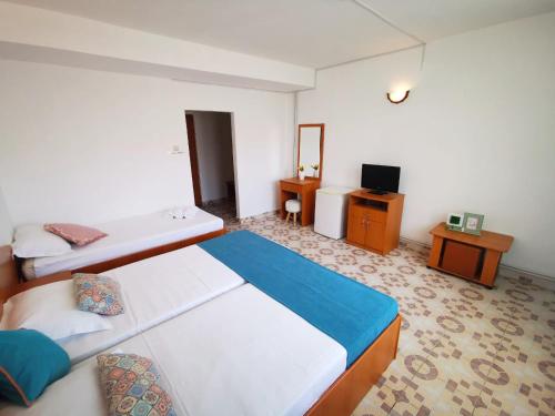 Double Room with Extra Bed image 1