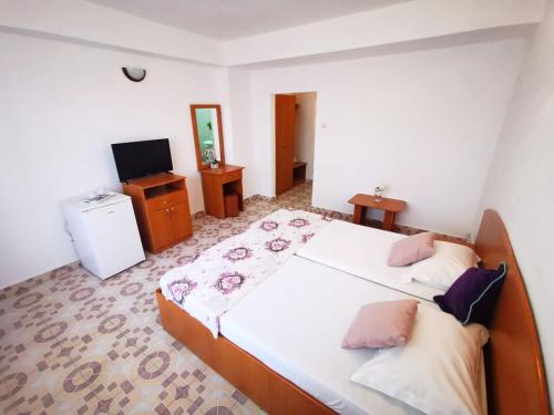 Double Room image 3