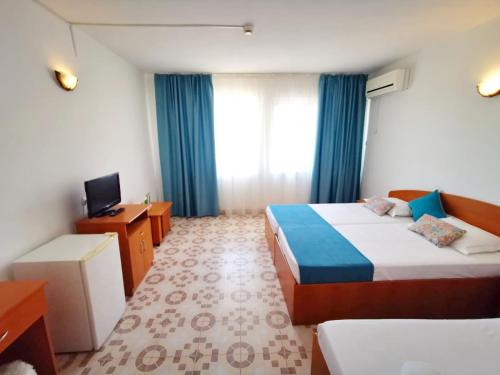 Double Room with Extra Bed image 5