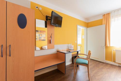 Hotel Mit-Mensch - image 11