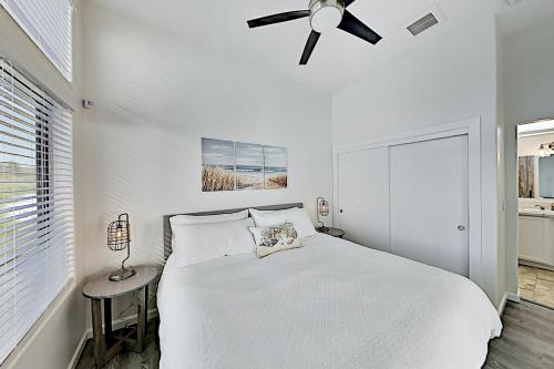 Modern Oceanfront Retreat with Private Balcony apts - main image