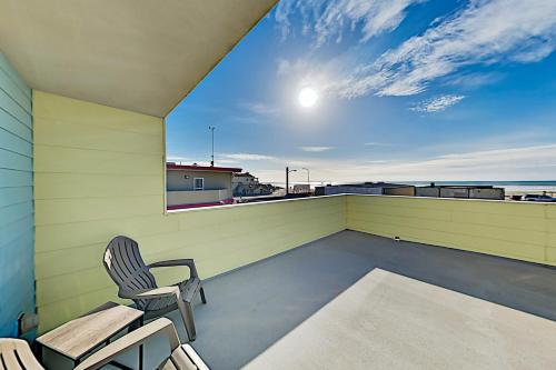 Modern Oceanfront Retreat with Private Balcony apts - image 2