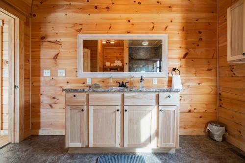 حمام, Family Friendly ~ Hocking Hills Cabin ~ Close to Caves, w/Wifi in هيبرون