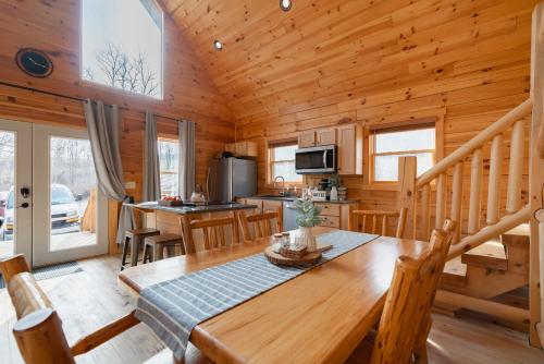 Family Friendly ~ Hocking Hills Cabin ~ Close to Caves, w/Wifi in South Bloomingville, USA