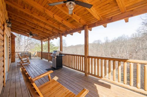 Balkon/terasa, Family Friendly ~ Hocking Hills Cabin ~ Close to Caves, w/Wifi in Hebron (OH)