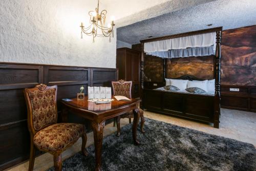 1 king bed, 1 sofa bed