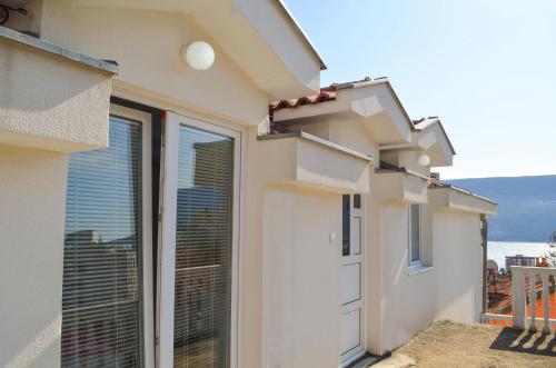 Entrance, Viktor in Topla