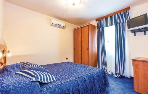 1 queen bed, 1 sofa bed