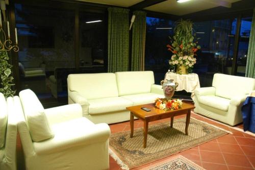 Hotel Flowers - image 3