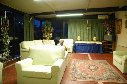 Hotel Flowers - image 8
