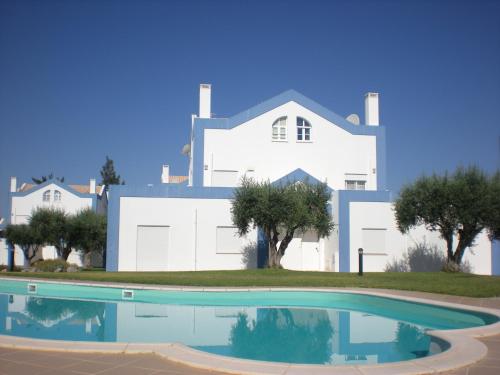 Casa Tedi, Alto do Perogil, Tavira - 3 Bedroom, 3 Bathroom villa, large Pool, exquisite Gardens & Air-conditioning