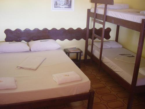 1 double bed, 2 twin beds