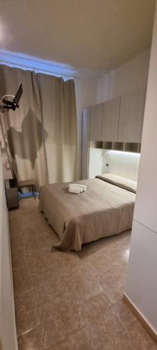 Double Room with Balcony image 4