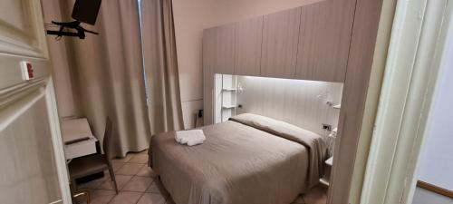 Standard Double Room image 6
