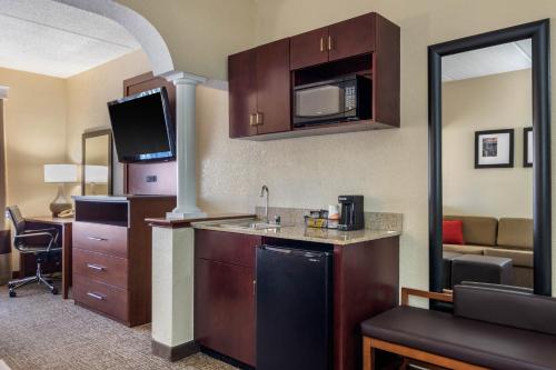 Comfort Suites Woodstock - image 26