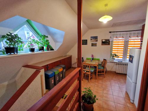 Kitchen, Apartament Nad Dunajcem in Sromowce Nizne