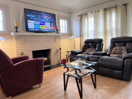 2 BR Apt near Great Lakes Naval Base and 6 Flags in Waukegan, USA