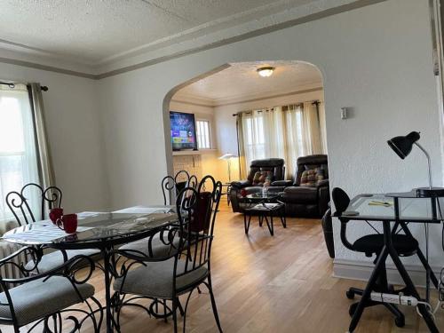 2 BR Apt near Great Lakes Naval Base and 6 Flags in Waukegan, USA