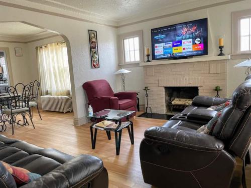 2 BR Apt near Great Lakes Naval Base and 6 Flags in Waukegan, USA