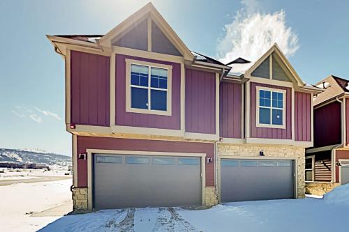 End-Unit at Eagle Ridge - Mountain Views & Hot Tub townhouse - main image