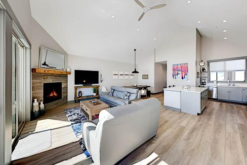 End-Unit at Eagle Ridge - Mountain Views & Hot Tub townhouse - image 2