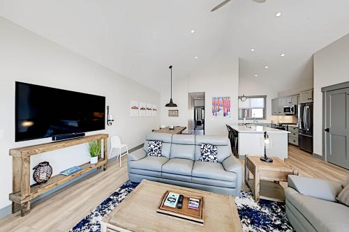 End-Unit at Eagle Ridge - Mountain Views & Hot Tub townhouse - image 3