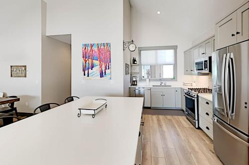 End-Unit at Eagle Ridge - Mountain Views & Hot Tub townhouse - image 4