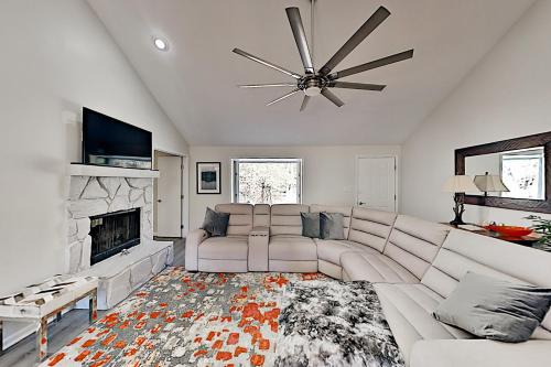 Spacious Lakefront Home - Pool Tennis & Golf home - image 3