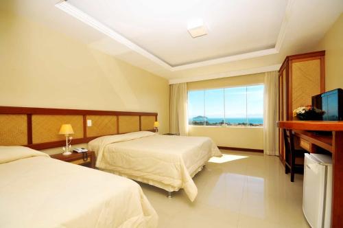 1 queen bed, 2 twin beds