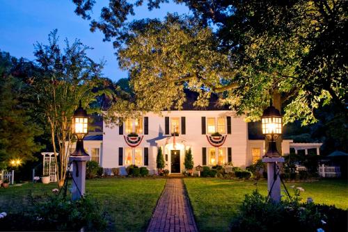 A Williamsburg White House Inn - 출입구