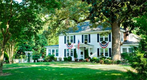A Williamsburg White House Inn - 출입구