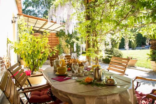 One-Bedroom Apartment with Garden View