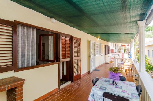 ระเบียง/ชานเรือน, Apartments Rasica Molunat in โมลูนัต