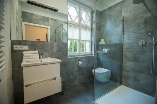 One-Bedroom Apartment image 6