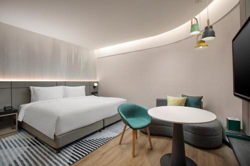 Standard King Room image 3