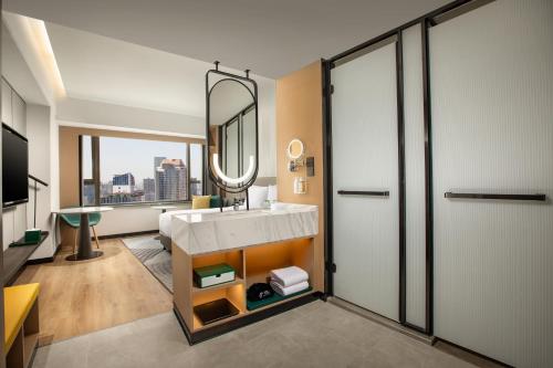 Holiday Inn Shanghai Nanjing Road, an IHG Hotel photo 3