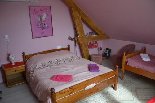 1 double bed, 1 twin bed