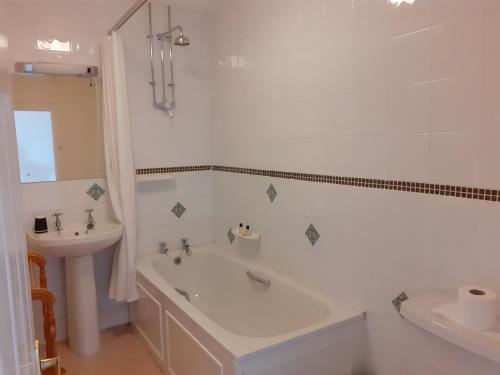 浴室, House - Sleeps 6 & paid off site parking available in 登斯特