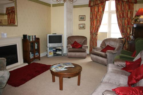 House - Sleeps 6 & paid off site parking available in 登斯特