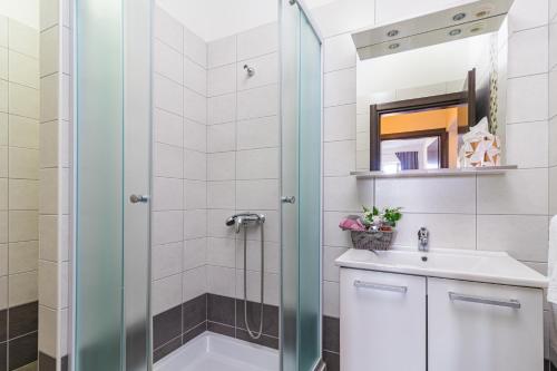Apartments and rooms Alenka