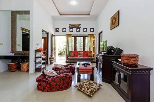 Tropical house in Nusa Dua. Beach in 150m. Garden. Fast to airport! Fast internet